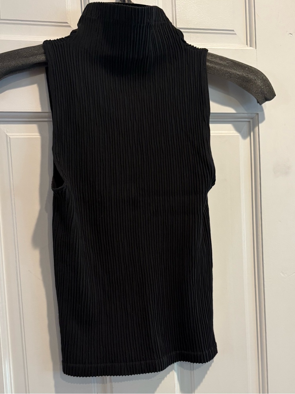 Women’s Sleeveless Black Ribbed Mock Neck Tank Top. Size S/M